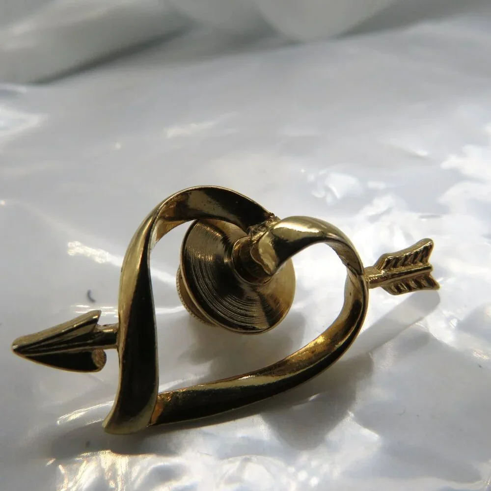 Vintage Avon Heart Arrow Lapel Pin Gold Tone‎ Lightweight Brooch Love